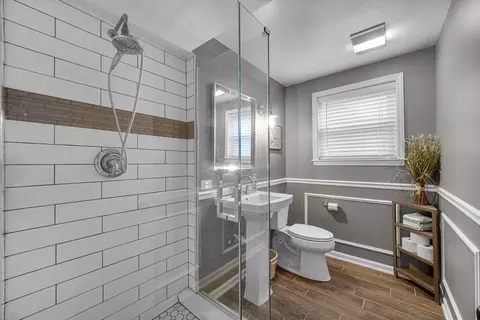 Bath - 1629 Claremont Dr, Darien, IL 60561 photo 3 of 3