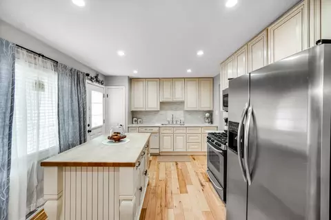 Kitchen - 1629 Claremont Dr, Darien, IL 60561 photo 1 of 2