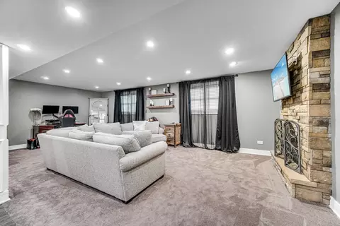 Living - 1629 Claremont Dr, Darien, IL 60561 photo 3 of 3