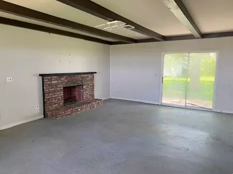 Living - 424 S 3000 W Rd, Kankakee, IL 60901 photo 1 of 2