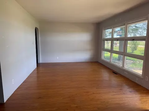 Living - 424 S 3000 W Rd, Kankakee, IL 60901 photo 2 of 2
