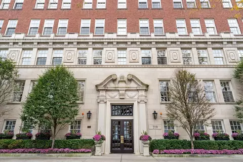 219 E Lake Shore Dr #6D, Chicago, IL 60611