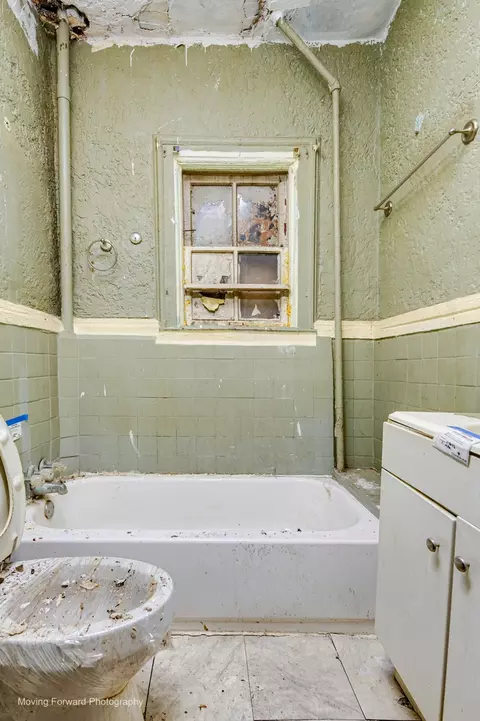 Bath - 5538 S Perry Ave, Chicago, IL 60621 photo 1 of 2