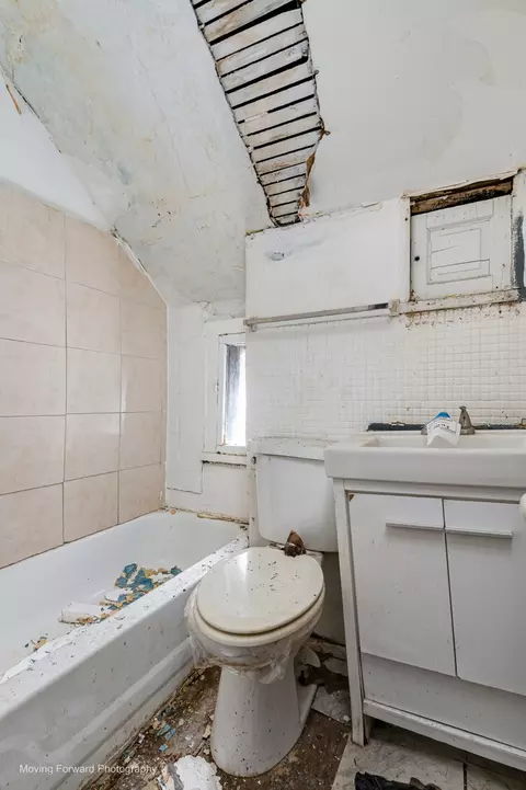Bath - 5538 S Perry Ave, Chicago, IL 60621 photo 2 of 2