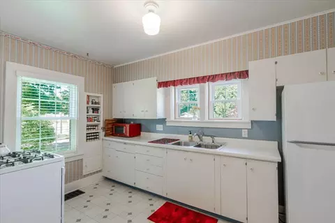 Kitchen - 2 Dawes Pl, Bloomington, IL 61701 photo 3 of 4
