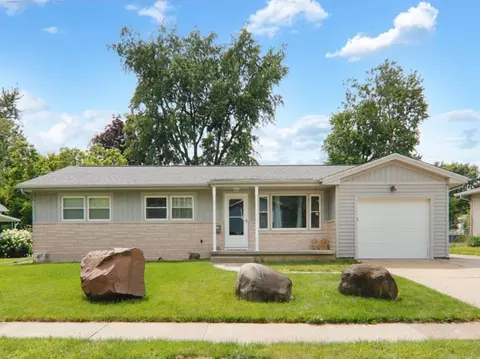 903 Mayflower Ave, Bloomington, IL 61701