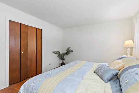 Bedroom - 1150 Glen Ln, Hoffman Estates, IL 60169 photo 2 of 4