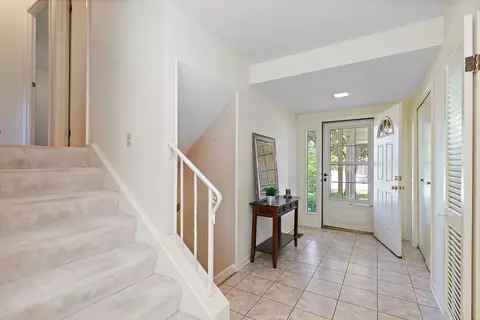 Entry Way - 1150 Glen Ln, Hoffman Estates, IL 60169 photo 1 of 2