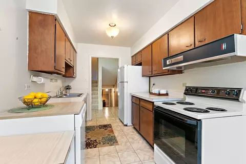 Kitchen - 1150 Glen Ln, Hoffman Estates, IL 60169 photo 2 of 3