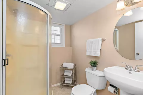 Bath - 1150 Glen Ln, Hoffman Estates, IL 60169 photo 2 of 2
