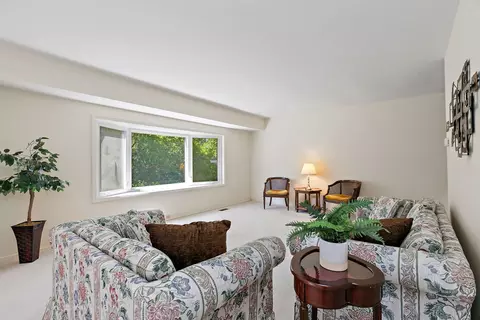 Living - 1150 Glen Ln, Hoffman Estates, IL 60169 photo 2 of 3