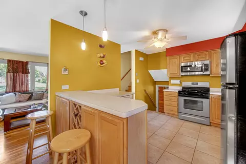 Kitchen - 580 N 6th Ave, Des Plaines, IL 60016 photo 3 of 4
