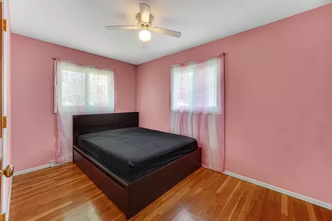 Bedroom - 580 N 6th Ave, Des Plaines, IL 60016 photo 1 of 4