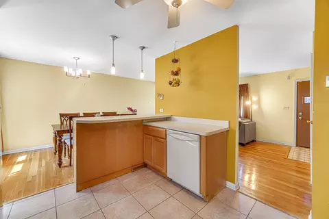 Kitchen - 580 N 6th Ave, Des Plaines, IL 60016 photo 4 of 4