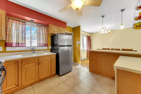Kitchen - 580 N 6th Ave, Des Plaines, IL 60016 photo 2 of 4