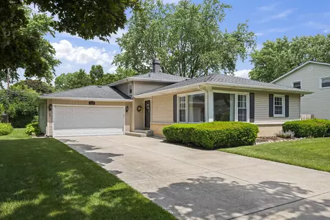 1114 E Dogwood Ln, Mount Prospect, IL 60056