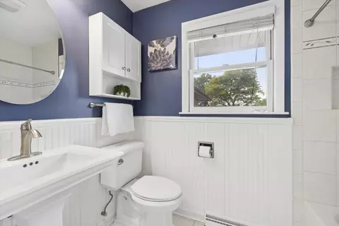 Bath - 1535 Easy St, Elgin, IL 60123 photo 1 of 3