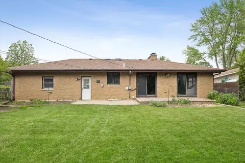 Exterior - 1535 Easy St, Elgin, IL 60123 photo 4 of 9