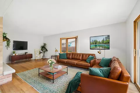 Living - 1535 Easy St, Elgin, IL 60123 photo 4 of 5