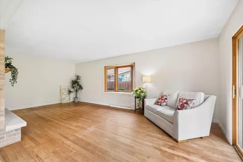 Living - 1535 Easy St, Elgin, IL 60123 photo 3 of 5