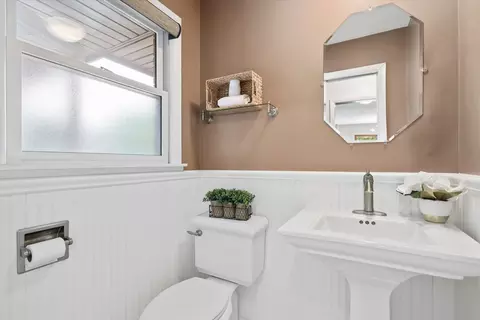 Bath - 1535 Easy St, Elgin, IL 60123 photo 2 of 3