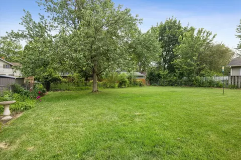 Exterior - 1535 Easy St, Elgin, IL 60123 photo 6 of 9