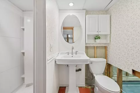 Bath - 1535 Easy St, Elgin, IL 60123 photo 3 of 3
