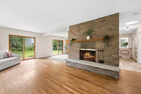 Living - 1535 Easy St, Elgin, IL 60123 photo 1 of 5