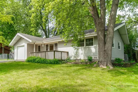 200 S Beck Rd, Lindenhurst, IL 60046