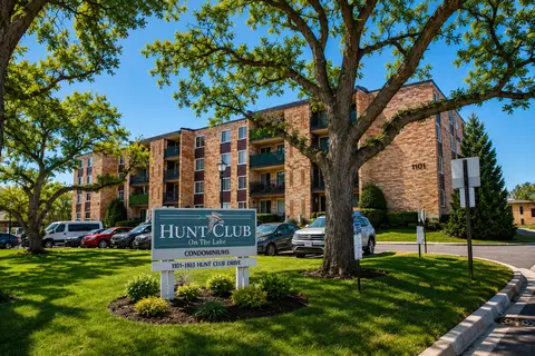 1101 S Hunt Club Dr #403, Mount Prospect, IL 60056