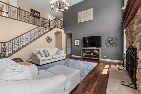 Living - 12 Covington Ct, Algonquin, IL 60102 photo 2 of 4