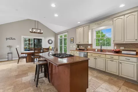 Kitchen - 12 Covington Ct, Algonquin, IL 60102 photo 2 of 2