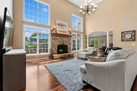 Living - 12 Covington Ct, Algonquin, IL 60102 photo 4 of 4