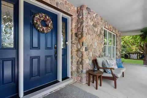 Exterior - 12 Covington Ct, Algonquin, IL 60102 photo 2 of 10