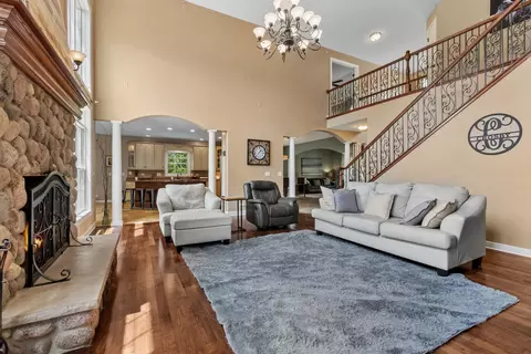 Living - 12 Covington Ct, Algonquin, IL 60102 photo 3 of 4