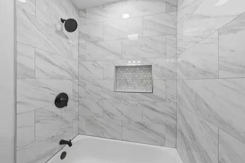 Bath - 2772 E 75th St #2GS, Chicago, IL 60649 photo 2 of 3