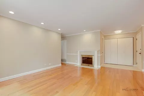 Living - 585 Williamsburg Ct #D2, Wheeling, IL 60090 photo 3 of 3