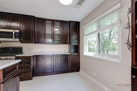 Kitchen - 585 Williamsburg Ct #D2, Wheeling, IL 60090 photo 6 of 6