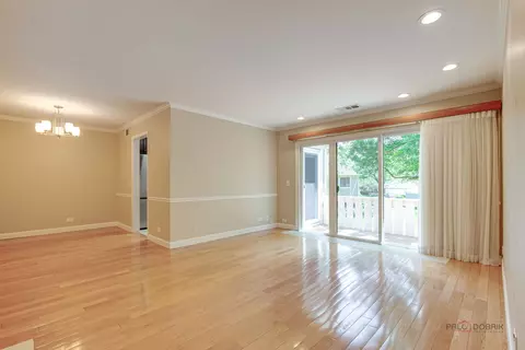Living - 585 Williamsburg Ct #D2, Wheeling, IL 60090 photo 2 of 3
