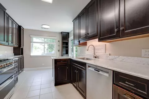 Kitchen - 585 Williamsburg Ct #D2, Wheeling, IL 60090 photo 2 of 6