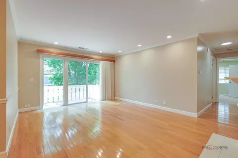 Living - 585 Williamsburg Ct #D2, Wheeling, IL 60090 photo 1 of 3