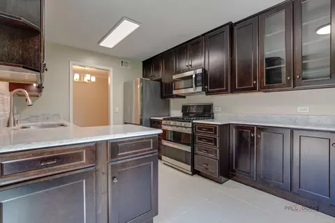 Kitchen - 585 Williamsburg Ct #D2, Wheeling, IL 60090 photo 5 of 6