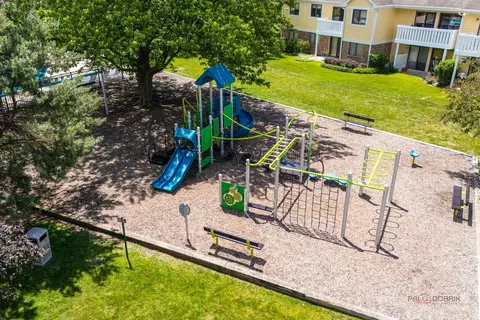 View/Area - 585 Williamsburg Ct #D2, Wheeling, IL 60090 photo 4 of 4