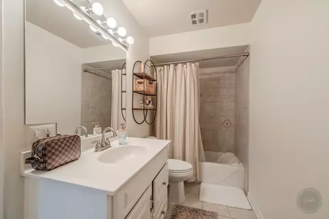 Bath - 52 Redstart Rd, Naperville, IL 60565 photo 2 of 4