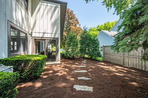 Exterior - 52 Redstart Rd, Naperville, IL 60565 photo 4 of 7