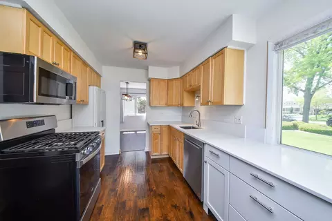 Kitchen - 1696 Darwin Ct, Wheaton, IL 60189 photo 4 of 4