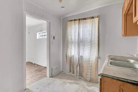 Entry Way - 9846 S Calhoun Ave, Chicago, IL 60617 photo 2 of 3