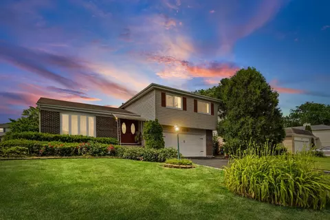 1913 E Seminole Ln, Mount Prospect, IL 60056