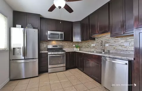 Kitchen - 9550 Potter Rd, Des Plaines, IL 60016 photo 1 of 2