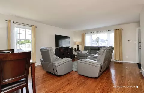 Living - 9550 Potter Rd, Des Plaines, IL 60016 photo 2 of 2